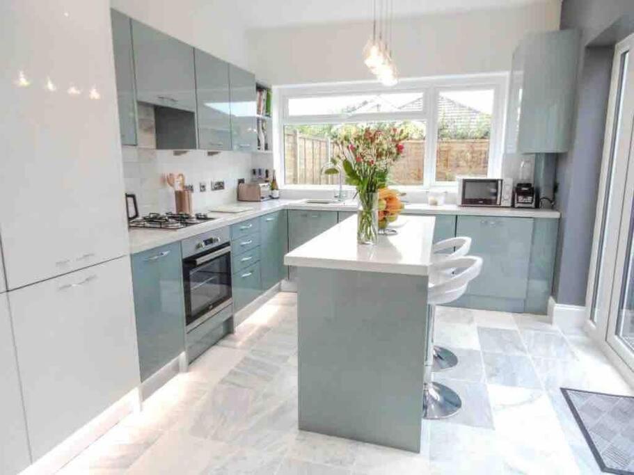 Spacious 4 Bed Rooms, Parking, Garden And Near Parks, Beaches And University Bournemouth Exterior foto