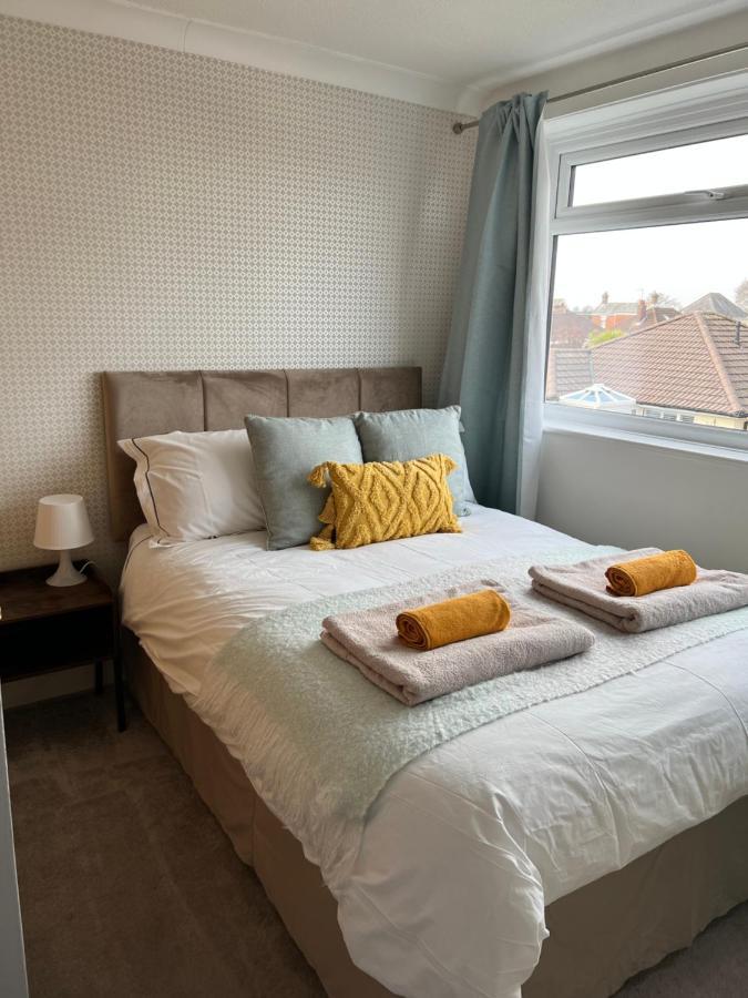 Spacious 4 Bed Rooms, Parking, Garden And Near Parks, Beaches And University Bournemouth Exterior foto